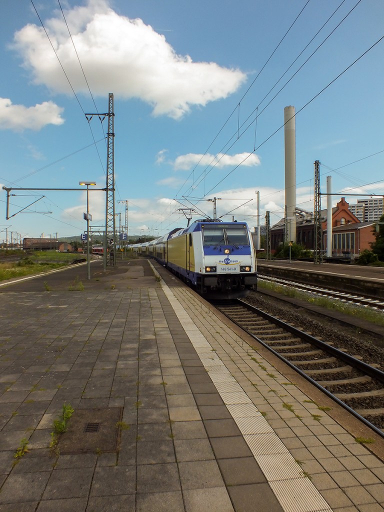 Die Doeppelstockzüge der Linie Hannover - Göttingen bestehen  nur  aus sechs Doppelstockwagen. Dennoch, auch diese Züge werden durchaus voll. 146 541 fährt hier am 13.08.14 in Göttingen ein, um nach etwa 20 Minuten Wendezeit in Richtung Hannover und Uelzen zurückzufahren.