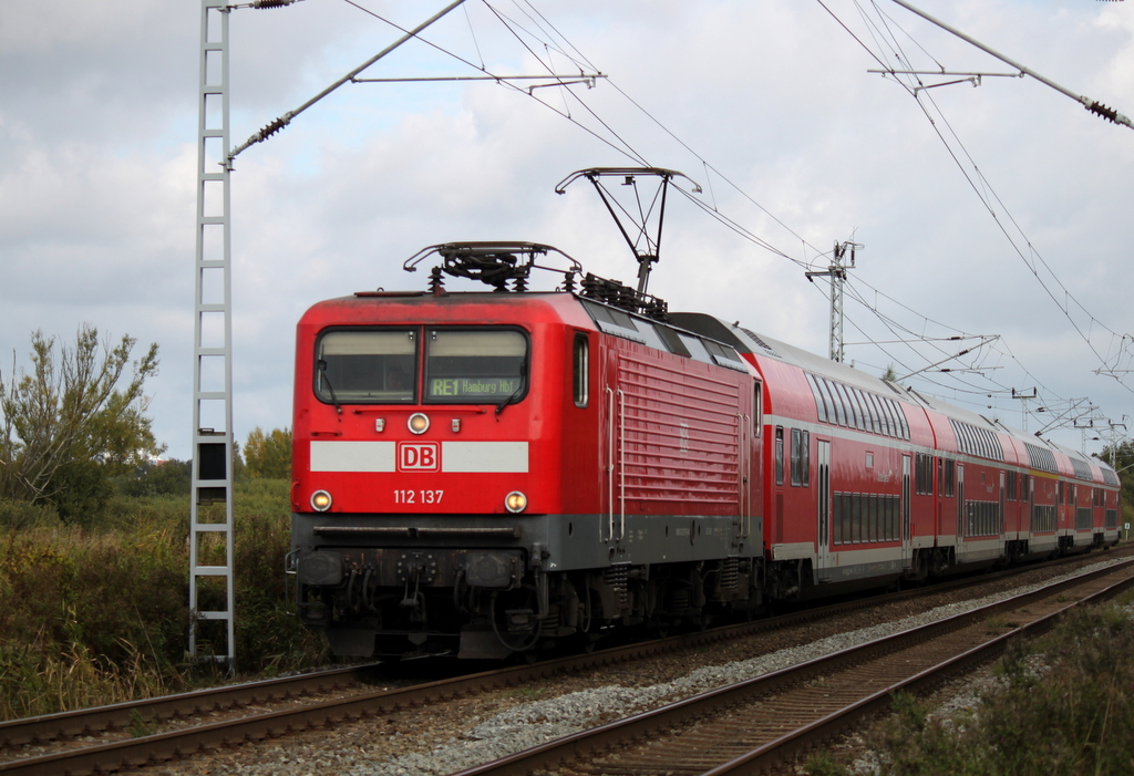 Die Dortmunder 112 137-5 mit RE 4308 von Rostock Hbf nach Hamburg Hbf bei der Durchfahrt in Sildemow.21.09.2013