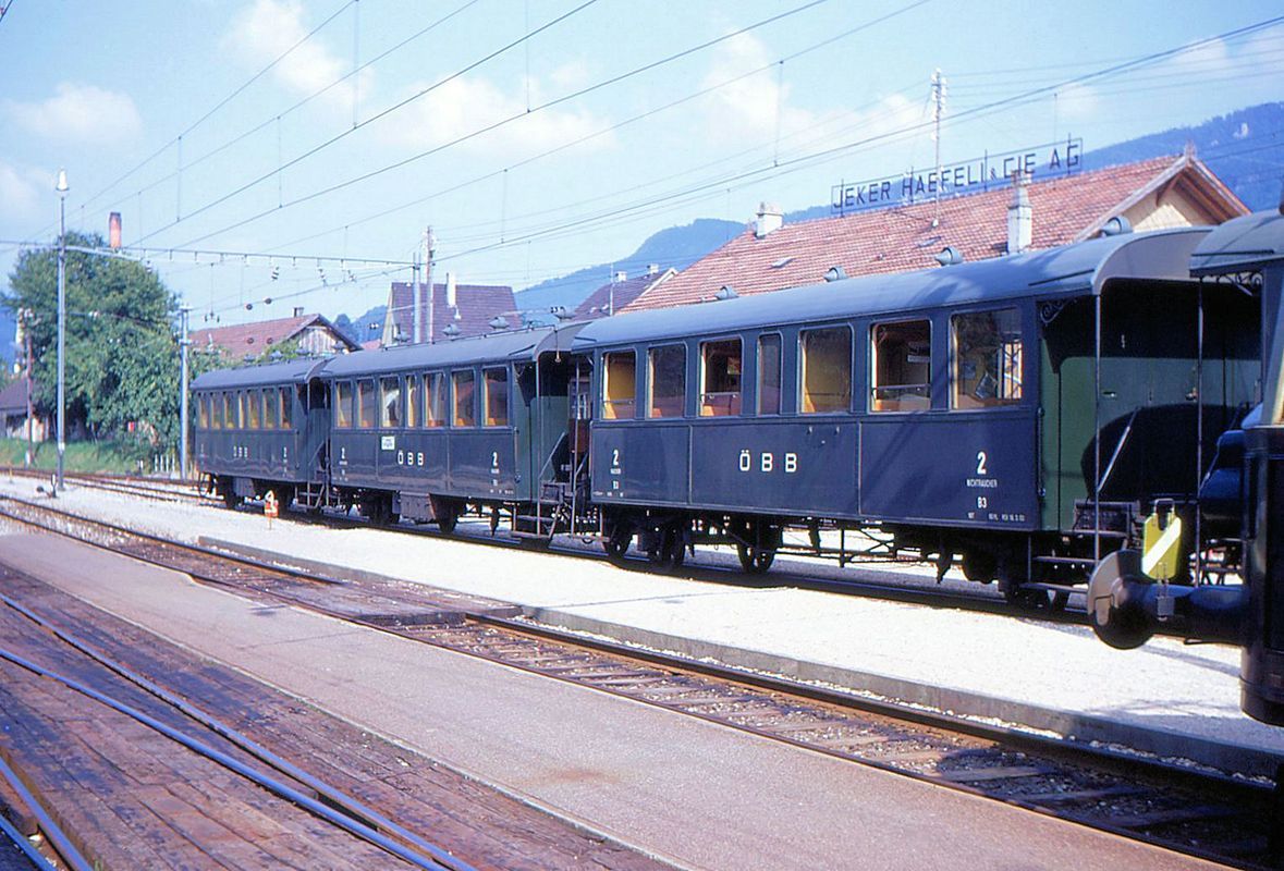 Die drei alten Personenwagen 3, 6 und 2 der OeBB in Balsthal am 19.August 1969. 