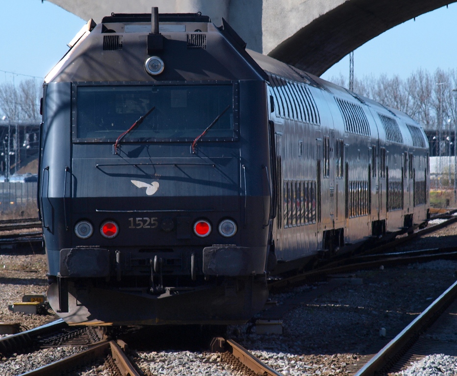 Die DSB Litra ME 1525 schiebt hier ihren IC aus Kopenhagen Richtung Abstellgruppe. Aarhus 10.04.2010