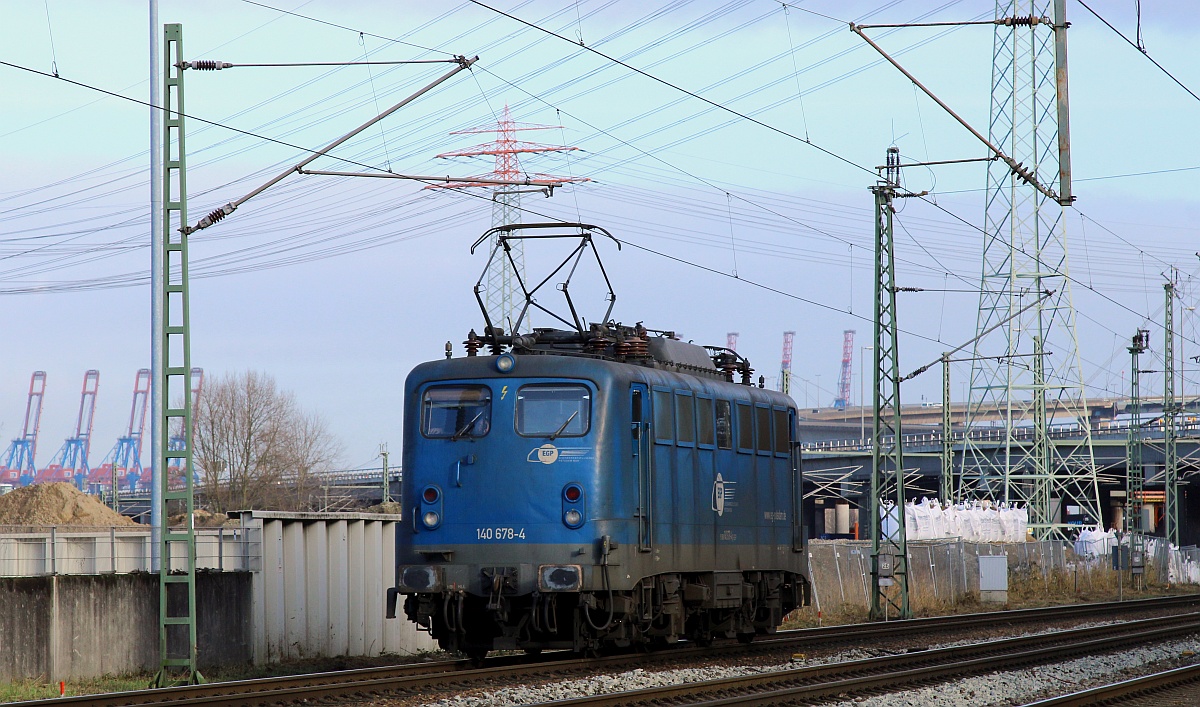 Die EGP E40 678 oder 140 678-4 hat gerade ihren Containerzug im Hafen abgegeben und fährt nun in die Abstellung Ajax Lokservice. Waltershof/Dradenau 15.01.2022