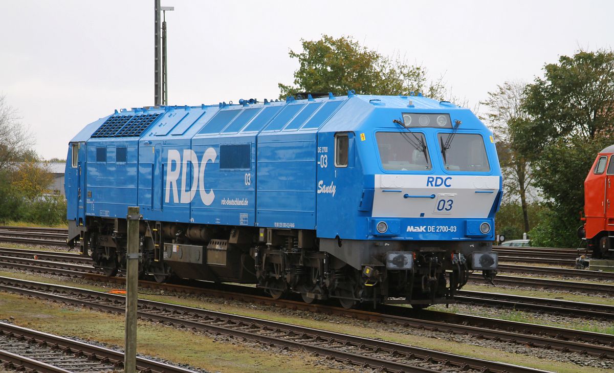 Die ehemalige NOB  Kinderlok DE 2700-03 präsentiert sich in der neuen blauen RDC Farbgebung,
Niebüll Gbf 17.10.2023  