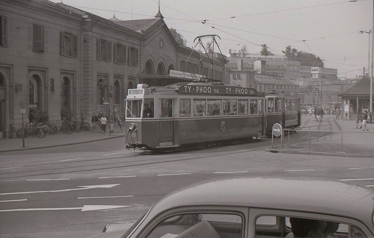 Die ehemalige Tramlinie 1 in Bern: Motorwagen 173 mit Anh�nger 228 am einstigen Bahnhofplatz neben der alten Endstation der SZB-Z�ge aus Zollikofen und Solothurn. Der Wagenf�hrer hat vergessen, die Fahrzielanzeige umzustellen, die nicht  Br�ckfeld , sondern  G�terbahnhof  lauten sollte. 21.September 1965  