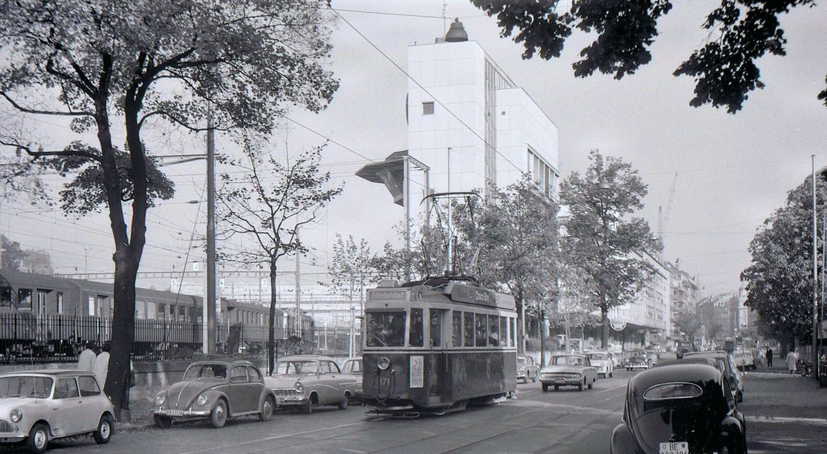 Die ehemalige Tramlinie 1 (Betriebseinstellung 11.Oktober 1965): Die Linie 1 fhrte direkt vom Bahnhof nach Westen, im wesentlichen der Bahnlinie entlang bis zum Gterbahnhof. Bild: Wagen 171 in der Laupenstrasse, Sptsommer 1965. 