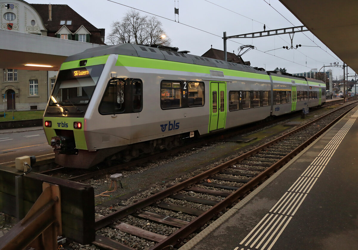 Die ehemalige VHB (Vereinigte Huttwil-Bahnen) / Strecke der ursprünglichen LHB(Langenthal-Huttwil-Bahn) / heute BLS S-Bahn Luzern S6 und S7: RABe 525 NINA 008 wartet als S6 in Langenthal auf Abfahrt Richtung Huttwil, Wolhusen und Luzern. 31.Dezember 2021 