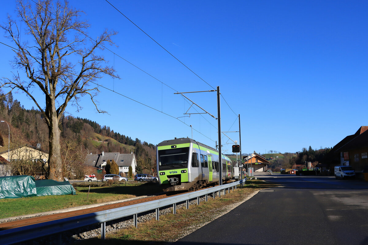 Die ehemalige VHB (Vereinigte Huttwil-Bahnen) / Strecke der ursprünglichen Huttwil-Wolhusen Bahn (HWB): BLS NINA 525 028 verlässt den Halt auf Verlangen Hüswil Richtung Huttwil und Langenthal. 31.Dezember 2021 