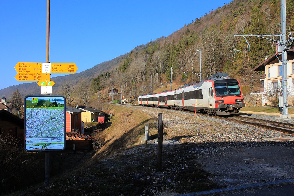 Die Eisenbahn im Vallon de St.Imier (Kanton Bern): Der Domino Zug (ABt 39-43 849 an der Spitze, gefolgt vom neuen B 29-43 197 und dem NPZ Triebwagen 560 232 am Schluss) verlässt Sonvilier Richtung La Chaux-de-Fonds. 25.Februar 2021 