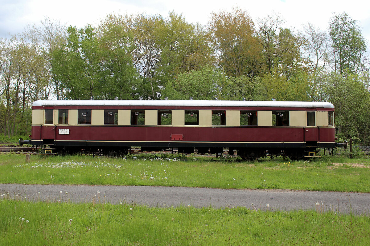 Die Eisenbahnfreunde der WZTE Zeven e. V. nutzen den EVB - VB 406 als Cafe Waggon. Zeven - Süd, 23.05.2021