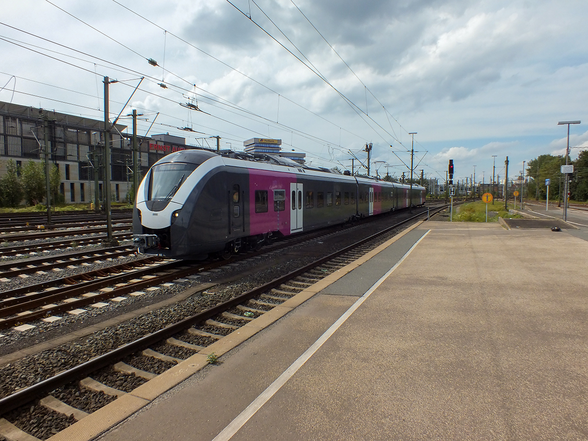 Die Entscheidung, zu warten war goldrichtig, denn nur Augenblicke nach dem Ersatzzug ließ sich dieses Gefährt blicken. Eine  Grinsekatze , also der Mops-Nachfolger von Alstom in der Lackierung für das Netz ENNO (ElektroNetz NordOstNiedersachsen) ohne jegliche Anschriften auf Probefahrt. Ein Schild im Fenster ließ mich ihn als 1440 103 identifizieren.