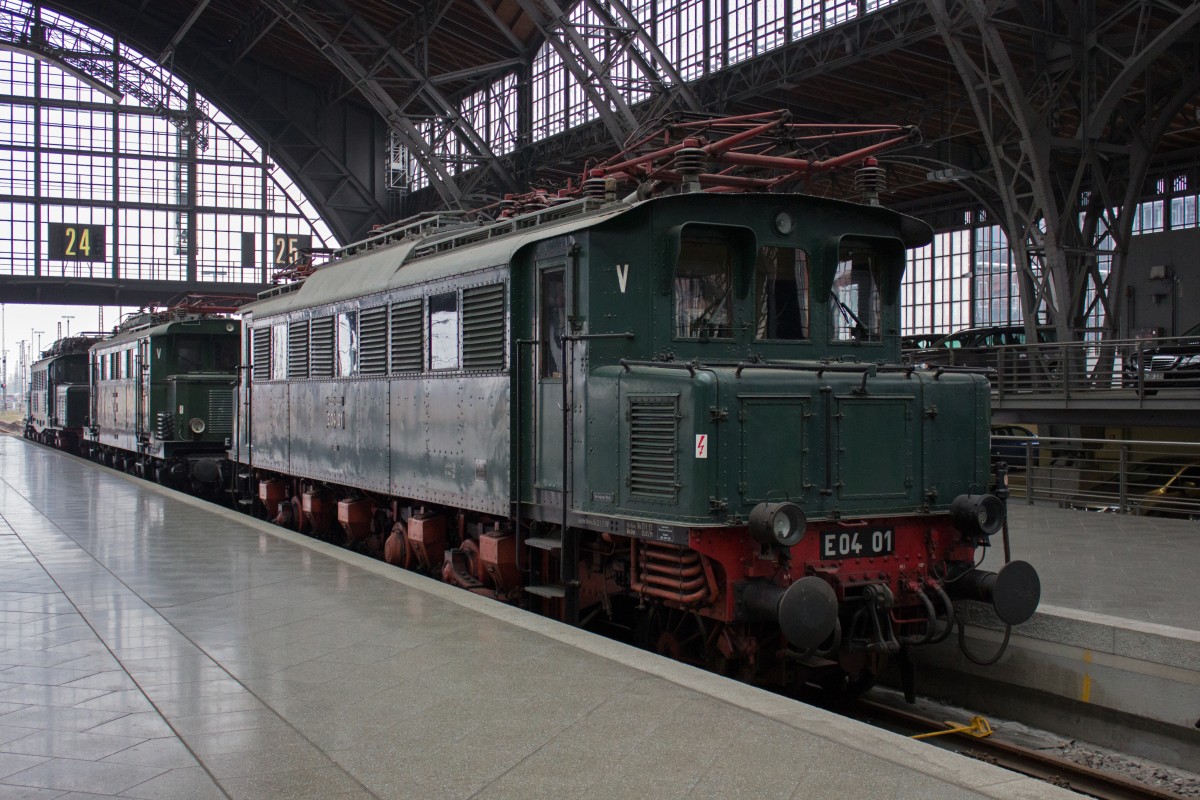 Die erste ihrer Bauart war 1934 E 04 01. Ausgemustert wurde sie 1976 und fand im Leipziger Hauptbahnhof ein neues Zuhausen.