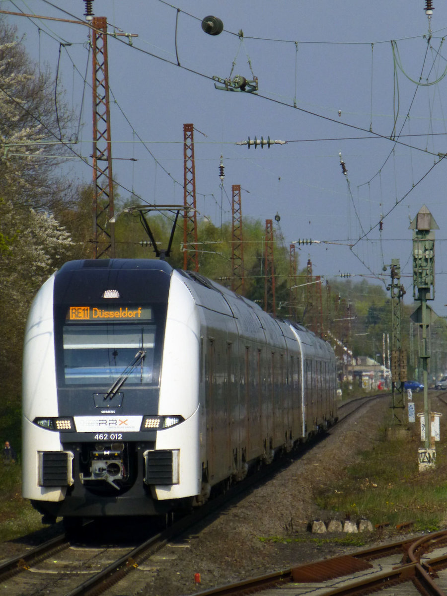 Die erste RRX-Linie heißt zwar noch RE11, ist aber seit dem Dezember 2018 schon mit den zukünftig dann omnipräsenten Desiro HC unterwegs. Am 9.4.19 fährt 462 012 und ein weiterer 462 in Do-Kurl ein.