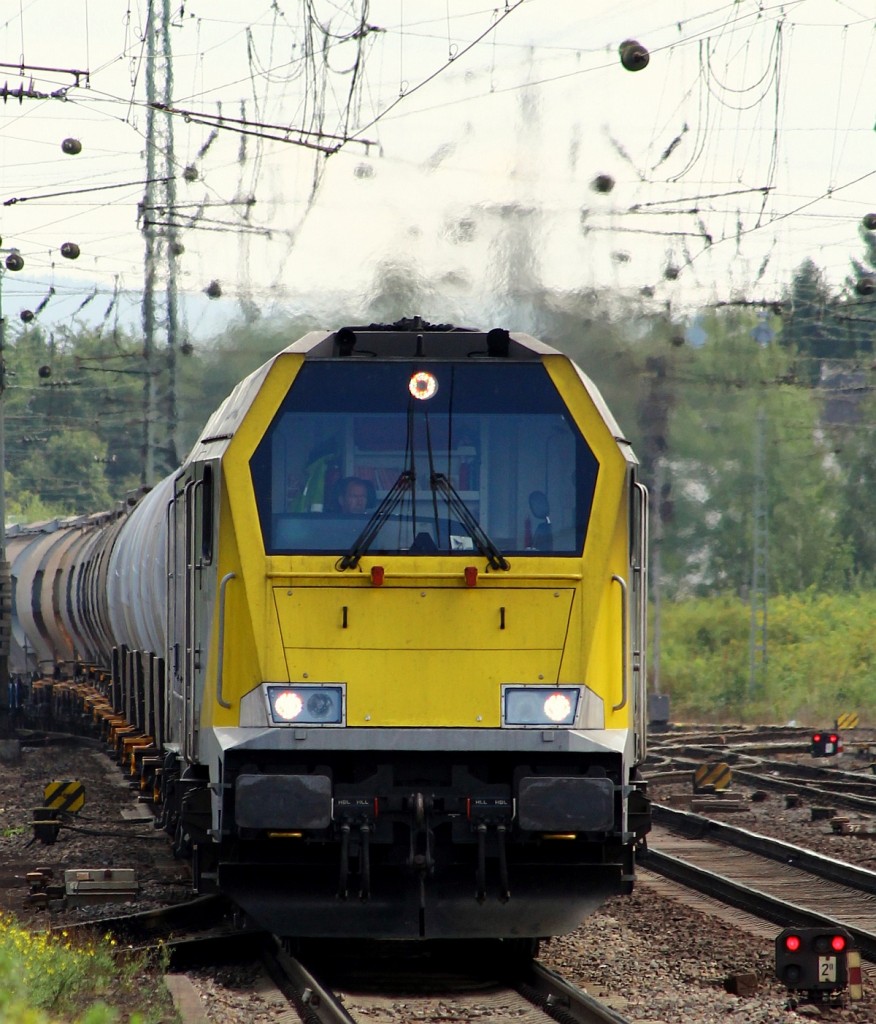 Die Erstgebaute ihrer Art die für Stock Transport Mainz fahrende Voith Maxima 40CC/264 001-9 dieselt hier mit einem Kesselwagenzug durch Neuwied. 15.09.2013