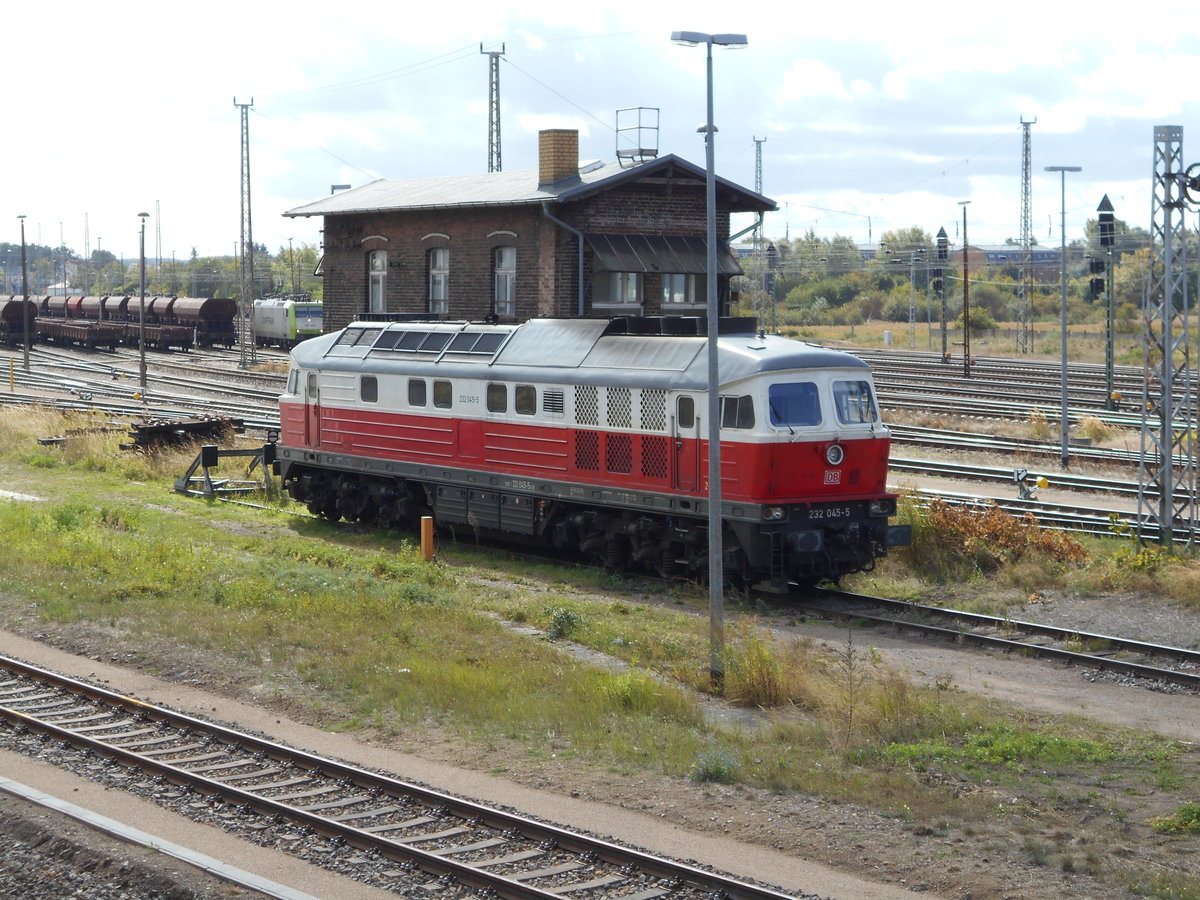 Die EWR 232 045,aufgenommen von einer Anhöhe,am 22.September 2018,in Angermünde.