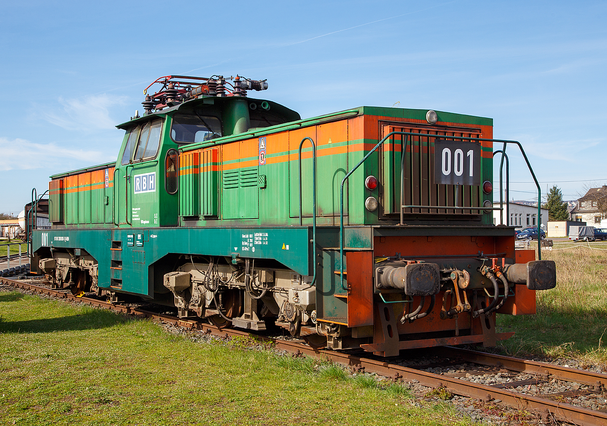 Die ex RBH 001 (97 80 1200 001-1 D-RBH)  ehemalig der RBH Logistics GmbH (ex RAG Bahn und Hafen GmbH), ex RAG E 001, am 25.03.2017 im DB Museum Koblenz-Lützel.

Die E 1200 wurde 1976 von Henschel in Kassel unter der Fabriknummer 32090, für die RAG (Ruhrkohle AG), Zechenbahn- und Hafenbetriebe, gebaut, elektrischer Teil (Drehstrom-Leistungsübertragung) ist von BBC.

Bei der Henschel E 1200 handelt es sich um die weltweit erste in Serie gebaute Elektrolok mit Drehstrom-Asynchronmotoren und elektronischer Leistungsübertragung. Diese Technik wurde erstmal 1971 in der Henschel-BBC DE 2500 erprobt. Entwickelt wurde die E 1200 wegen der Anforderung der Zechenbahnen der Ruhrkohle AG eine neue Lok mit doppelter Leistung bei gleichem Gewicht wie die vorhandenen Loks der Bauart EA 1000 zu bauen. Um die Drehstromtechnik im Fahrleitungsbetrieb zu erproben, wurde die DE2500 „202 002“ mit einem Silberling-Steuerwagen verbunden, der mit einem Dachstromabnehmer versehen war. 1974 fanden erfolgreiche Versuchsfahrten statt, die im März 1975 zur Bestellung von sechs Lokomotiven führten. Diese wurden 1976 ausgeliefert. 1984 wurde eine weitere Serie von sieben Lokomotiven für die Ruhrkohle AG gebaut.

Im März 1979 weilte die „006“ für drei Wochen zu Probefahrten bei den ÖBB, unter anderem auch auf der Semmeringbahn. Aufgrund der positiven Ergebnisse dieser Testfahrten entschlossen sich die ÖBB zur Entwicklung der Baureihen 1063 und 1064. Bei der DB trieben die positiven Betriebsergebnisse die Entwicklung der BR 120 voran.

12 der 13 Lokomotiven befanden sich 2009 noch auf den mittlerweile von der DB-Tochter RBH Logistics betriebenen Werkbahnen der RAG Aktiengesellschaft. Lediglich die Lok mit der Nummer „006“ wurde im Jahr 2007 abgestellt und diente als Ersatzteilspender.

Bis 2014 hatte sich der Bestand deutlich reduziert. Die Loks 005 und 006 wurden im Mai 2011 verschrottet. Lok 014 wurde nach einem Unfall abgestellt und diente als Ersatzteilspender, wie auch Lok 002. Mit der Aufgabe der RBH-Werkstatt in Gladbeck zum 31. Oktober 2014 wurden die 002, 004, 012, 014, 015 und 017 durch die Fa. Bender in Opladen bzw. Gladbeck verschrottet. Am 19. Januar 2016 wurde die 016 mit einem Defekt in Bottrop abgestellt und dient fortan als Ersatzteilträger. Somit sind heute nur zwei Loks dieser Baureihe im aktiven Einsatz. Die 011 und 013 verkehren in RBH-Design (blau-silber) rund um Bottrop.

Von einst 13 Maschinen wurden bisher neben den beiden noch aktiven lediglich 2 weitere Loks erhalten. Lok 001 wurde an das DB Museum Koblenz-Lützel überstellt und seit Februar 2014 befindet sich die Lok 003 im Eisenbahnmuseum Bochum.

TECHNISCHE DATEN:
Nummerierung: 	001–006, 011–017
Gebaute Anzahl: 13
Hersteller: 	Henschel (elektrischer Teil BBC)
Baujahre: 1976 und 1984
Spurweite: 	1435 mm (Normalspur)
Achsformel: Bo’Bo’
Länge über Puffer: 15.000 mm
Höhe: 4.400 mm
Drehzapfenabstand: 7.800 mm
Achsabstand im Drehgestell: 2.800 mm
Dienstgewicht: 88 t
Radsatzfahrmasse:  22 t
Höchstgeschwindigkeit:  100 km/h
Dauerleistung: 1500 kW
Anfahrzugkraft: 330 kN
Treibraddurchmesser: 	1.100 mm
Stromsystem: 	15 kV, 16 2/3 Hz ~
Anzahl der Fahrmotoren: 4
Antrieb: Tatzrollenlager-Drehstrommotor
