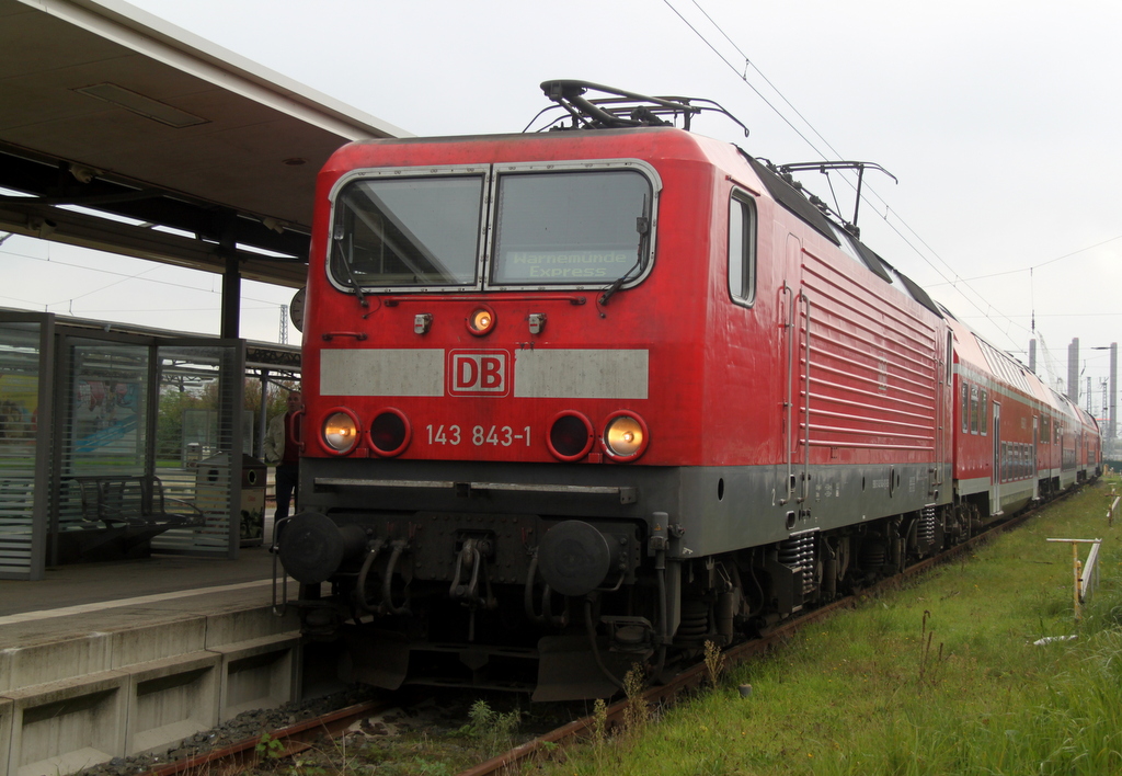 Die ex Rostocker 143 843-1 mit Warnemnde-Express 18590 von Berlin Hbf(tief)nach Warnemnde kurz nach der Ankunft in Warnemnde.12.10.2014