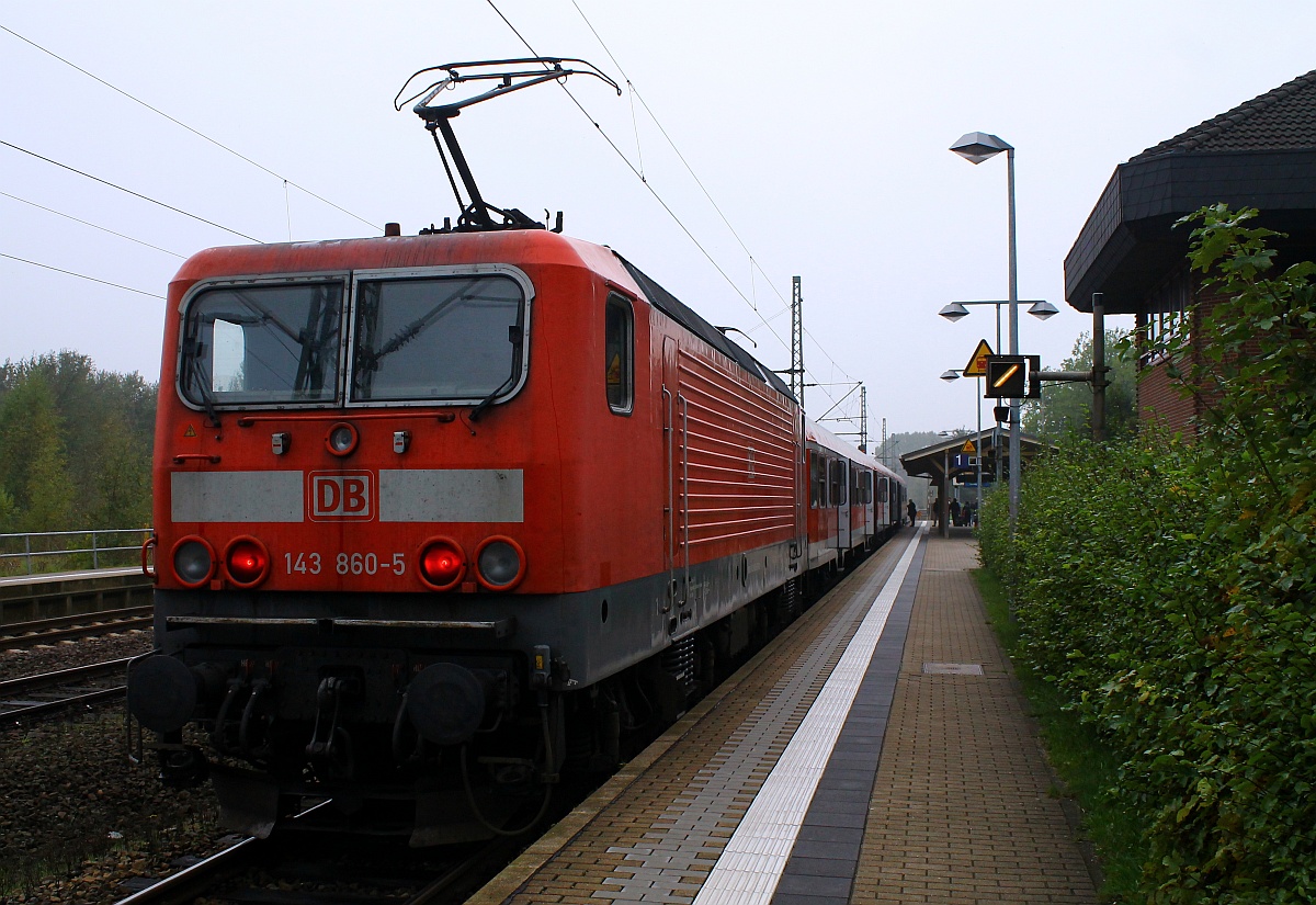 Die Ex Rostockerin 143 860-5(REV/LD X/11.03.09)als Schublok einer RB nach Flensburg hier festgehalten im Bhf Schleswig. 30.09.2014