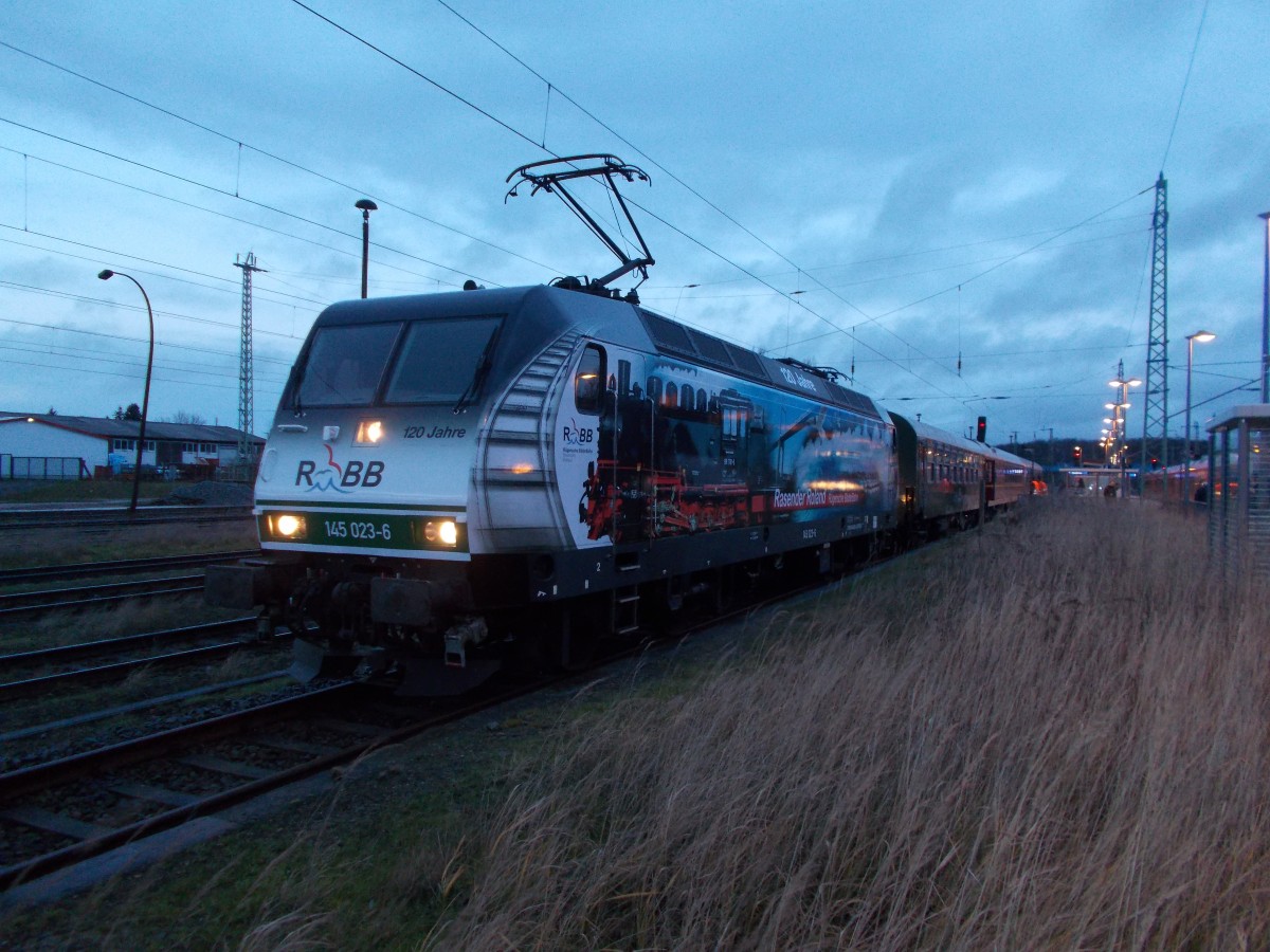 Die Fotojagd nach der neusten Werbelok hat seit dem 20.Dezember 2014 begonnen,denn an diesem Tag wurde in Bergen/Rügen die PRESS 145 023-6 mit Rasender Roland Lackierung präsentiert.