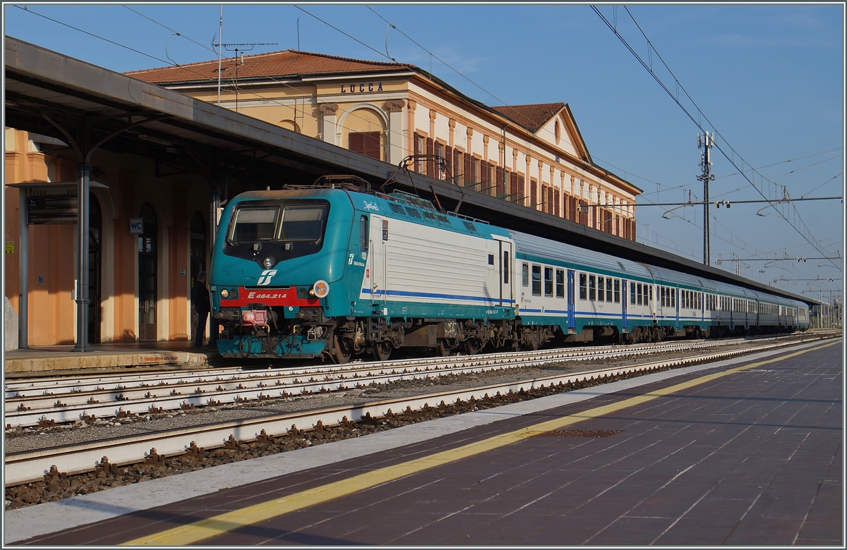 Die FS E 464.214 wartet in Lucca mit einem Regionalzug nach Pisa auf die Abfahrt.
11. Nov. 2015