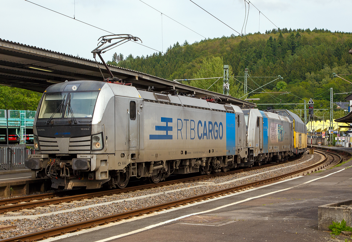 
Die fr die Rurtalbahn Cargo GmbH fahrende Vectron 193 816-6 (91 80 6193 816-6 D-Rpool) mit der kalten 185 680-6 (91 80 6185 680-6 D-Rpool) fhrt an 09.06.2019 (Pfingstsonntag) mit einem ARS Altmann Autotansportzug (mit geschlossene Doppelstock Autotransportwaggons) durch Betzdorf/Sieg in Richtung Kln.
Nochmals einen lieben Gru an den freundlichen Lokfhrer zurck. 

Die Vectron AC (160 km/h - 6.4 MW) wurde 2015 von Siemens Mobilitiy in Mnchen unter der Fabriknummer 21996 gebaut. Sie hat die Zulassung fr  D/ A/ H und RO

Die TRAXX F140 AC2 wurde 2009 von Bombardier Transportation GmbH in Kassel unter der Fabriknummer 3469 gebaut. Mit Werbung „-lecker Technik - Studiere Schienenfahrzeugtechnik an der FH Aachen!“. Sie hat die Zulassung fr  D/ A/ H.