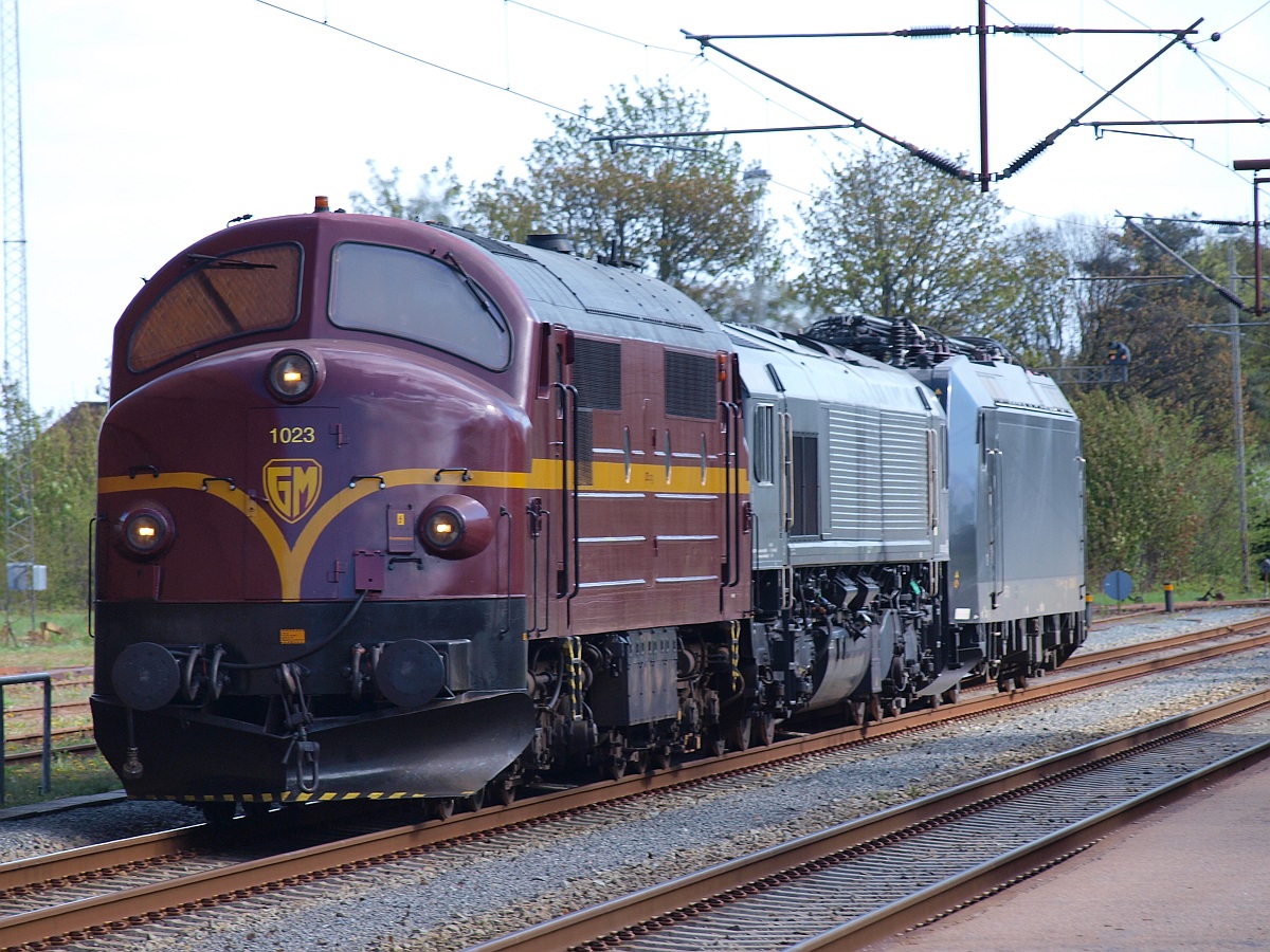 Die in GM Lack lackierte Mx 1023 der CFL Cargo schiebt hier zusammen mit der 266 032-2 die 185 554 in den Abstellbereich in Padborg. Einige E-Loks können und dürfen in Padborg nicht selber fahren da ihnen das dänische Zugsicherungssystem ATC(AutomaticTrainControl)fehlt. Padborg 04.05.2010