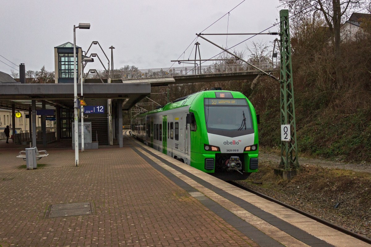 Die grn/weien FLIRT-Triebwagen mit denen die Firma Abellio im Auftrag des VRR einen Teil des dortigen S-Bahn-Netzes bedient sind zwischen Emscher, Ruhr und Wupper mittlerweile zu einem gewohnten Anblick geworden. Am 27.12.2020 hlt 3429 010 auf dem Weg nach Wuppertal Hbf in Wuppertal-Vohwinkel, wo die Strecke von Essen auf die Hauptstrecke von Kln und Dsseldorf trifft. Der Zug hatte etwas Versptung und nutzt das Richtungsgleis nach Essen, weil auf dem anderen Gleis soeben ein Zug der verlngerten S28 gehalten hat.