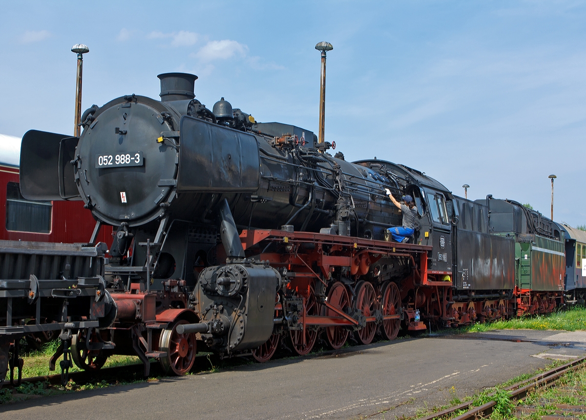 Die Gterzug-Dampflokomotive 50 2988 der WTB (Wutachtalbahn, im Volksmund auch Sauschwnzlebahn genannt), ex DB 052 988-3, steht am 24.08.2013 im Dampflokwerk Meiningen. 

Die Lok wurde 1942 von WLF - Wiener Lokomotivfabrik Floridsdorf unter Fabriknummer 9575 gebaut, sie hat heute die NVR Nummer 90 80 00 50 988-9 D-WTBB. Der Tender  vom Typ 2'2'T26 ist von Lok 50 3033.

Mit der Einfhrung dem EDV-Baureihenschema der Deutschen Bundesbahn 1968 wurden die Einheits-Gterzuglokomotiven der Baureihe 50, noch 1452 vorhandene Lokomotiven, in die Bezeichnungen 050, 051, 052 und 053 eingereiht, da die
Ordnungsnummer ja nur noch dreistellig sein durfte. So wurde aus dieser 50 2988 nun 052 988-2, d.h. die erste der vier Ziffern wurde der 50 dazu addiert. Dies war jedoch nur Mglich, weil es 1968 keine der wenigen verbliebenen Loks der echten Baureihe 52 bei der Deutschen Bundesbahn mehr gab. Sie waren bis 1968 bereits ausgemustert, daher wurde hier keine Umbenennung in Baureihe 052 notwendig.

