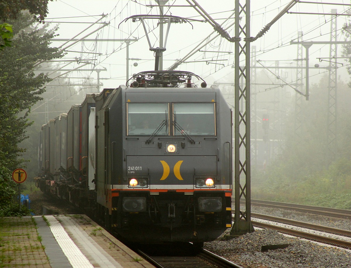 Die Halbmondlok...Hectorrail 241.011-4  C-3PO  rauscht hier im Morgennebel durch Schleswig Richtung Dänemark. 23.09.2015