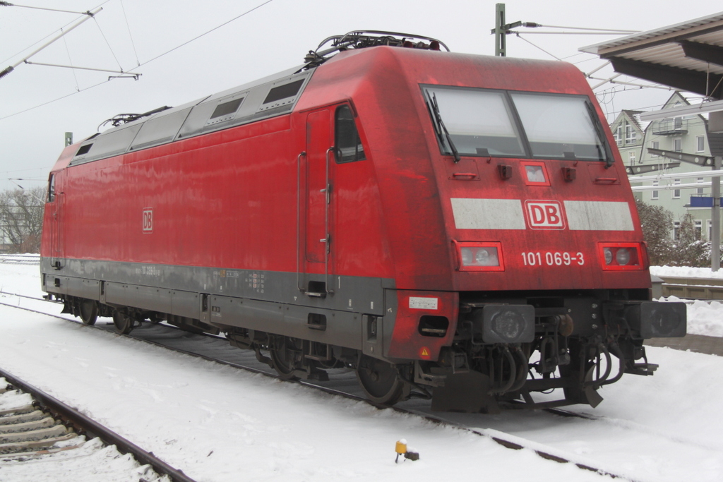 Die Hamburger 101 069-3 stand am 30.12.2014 abgestellt im Rostocker Hbf.