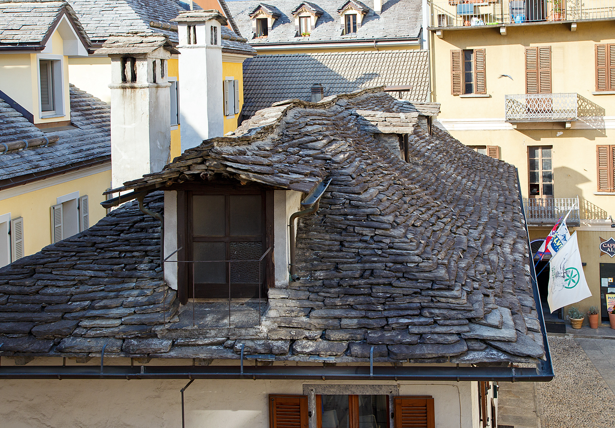 Die Hausdächer in Domodossola sind sehr oft mit Steinplatten gedeckt. Blick von unserem Hotelzimmer-Balkon hier am 07.09.2021.