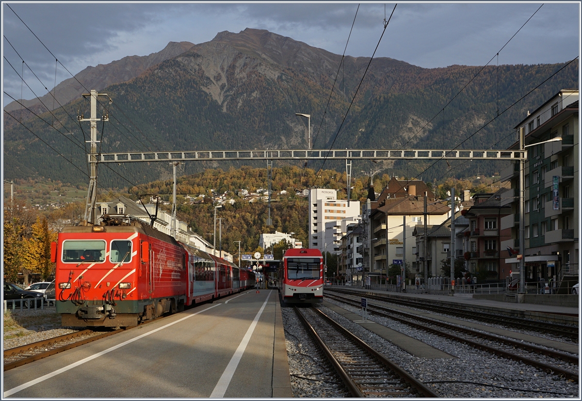 Die HGe 105 ist mit ihrem Regionalzuug 557 von Andermatt nach Visp in Brig eingetroffen. Für eine  Geschlossene Gesellschaft  sind an der Spite des Zuges Glacier-Express Wagen beigestellt.
21. Okt. 2017  