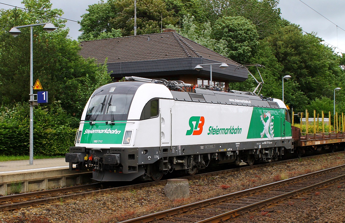 Die immer noch verkehrenden Holzzüge haben ab und zu nochmal eine Überraschung parat...PCW/Steiermarkbahn 183 717-8(9180 6183 717-8 D-PCW, Siemens ES64U4-C)mit einem Laas Einheiten Ganzzug auf dem Weg nach Pattburg/Padborg,DK. Schleswig 09.07.2015