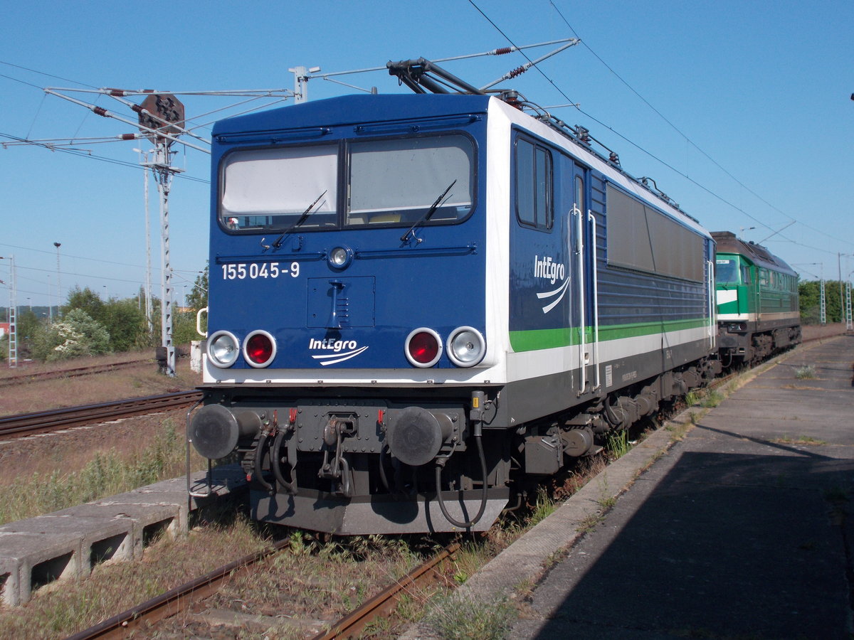 Die IntEgro 155 045-9,am 25.Mai 2016,in Mukran.Dahinter die SBW V300 004.