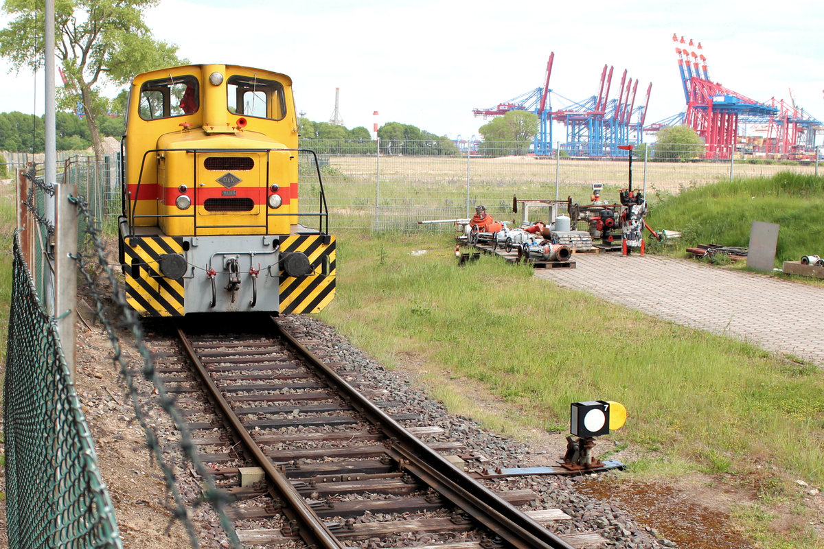 Die kleine O&K  BOM 1  von Oiltanking Tanklager Waltershof GmbH & Co. KG am 21.05.2016 in HH-Waltershof.