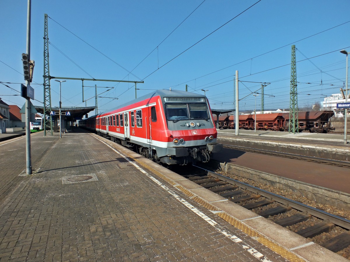 Die Klotzbremsen der alten Halberstdter Wagen, die als Regionalbahn  zwischen Eisenach und Halle pendeln hrt man noch in grerer Entfernung, um nicht zu sagen, sie machen einen Hllenlrm. Beim Anfahren hingegen sind die Gerusche ertrglicher. Viel dazu bei trgt 182 024 am Zugschluss, die wie alle 182 eine Tonleiter zum besten gab. Weimar, 13.3.14