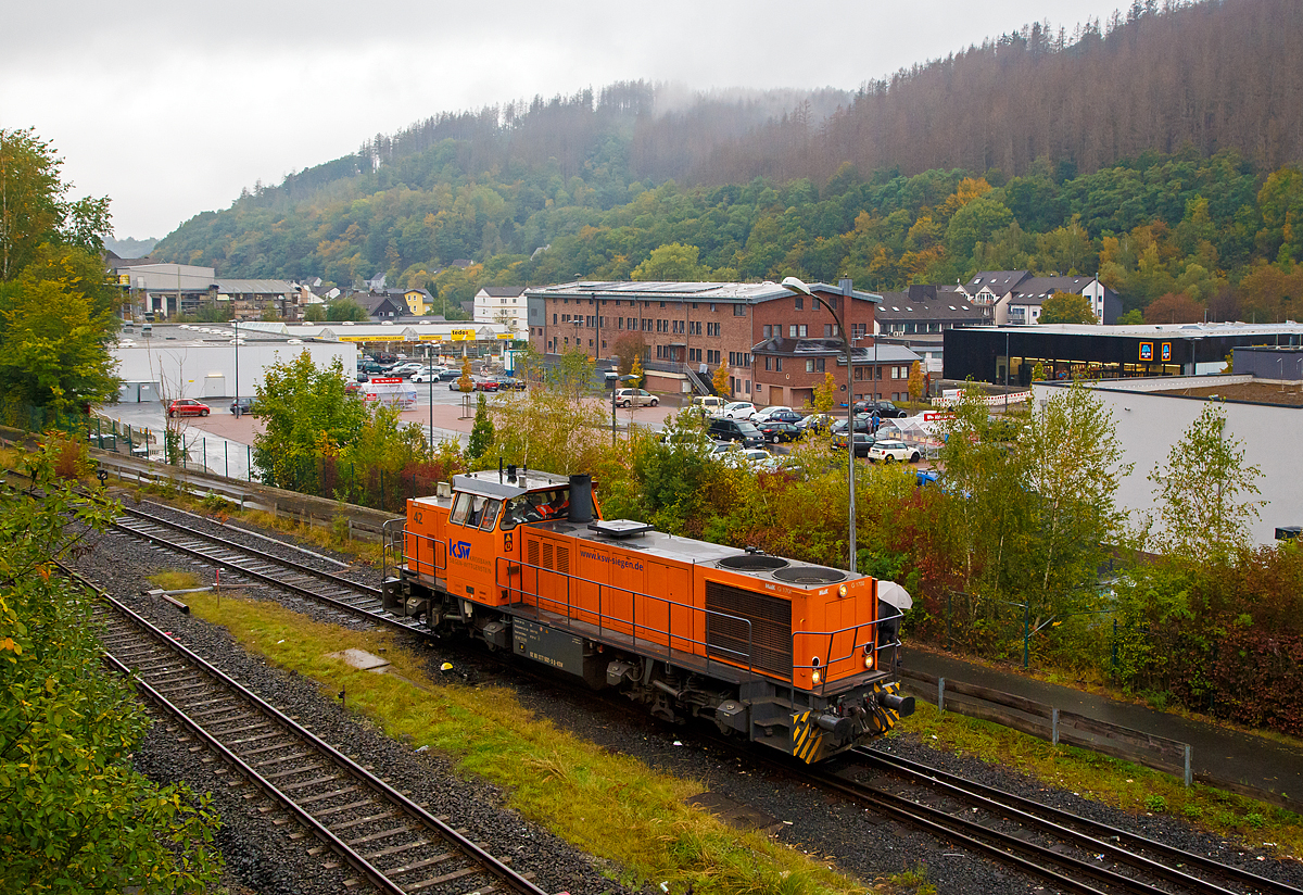 
Die KSW 42 (92 80 1277 902-3 D-KSW), eine Vossloh MaK G 1700 BB der KSW Kreisbahn Siegen-Wittgenstein, hat am 29.09.2020 aus Richtung Burbach kommend Herdorf erreicht und fährt nun in den Rbf der KSW (Betriebsstätte Freien Grunder Eisenbahn - NE 447) ein. 