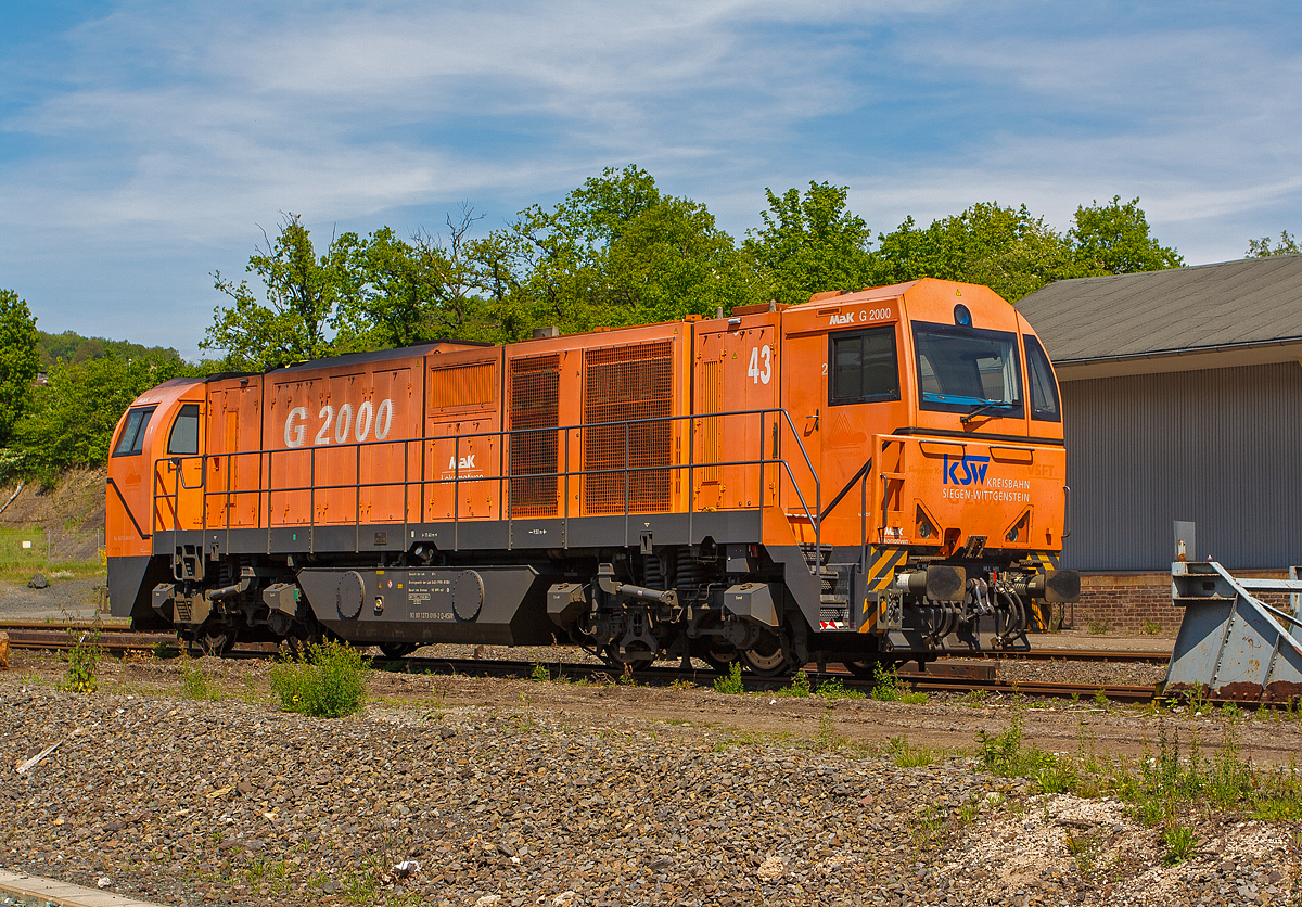 Die KSW 43 (92 80 1273 018-2 D-KSW), die MaK G 2000 BB asymmetrisch der KSW Kreisbahn Siegen-Wittgenstein abgestellt am 18.05.2012 in Siegen-Eintracht. 

Die Lok wurde 2002 bei Vossloh unter der Fabriknummer 1001327 gebaut. Sie hat einen Caterpillar Motor 3516 B-HD mit 2240 kW Leitung, die Höchstgeschwindigkeit beträgt 120 km/h.