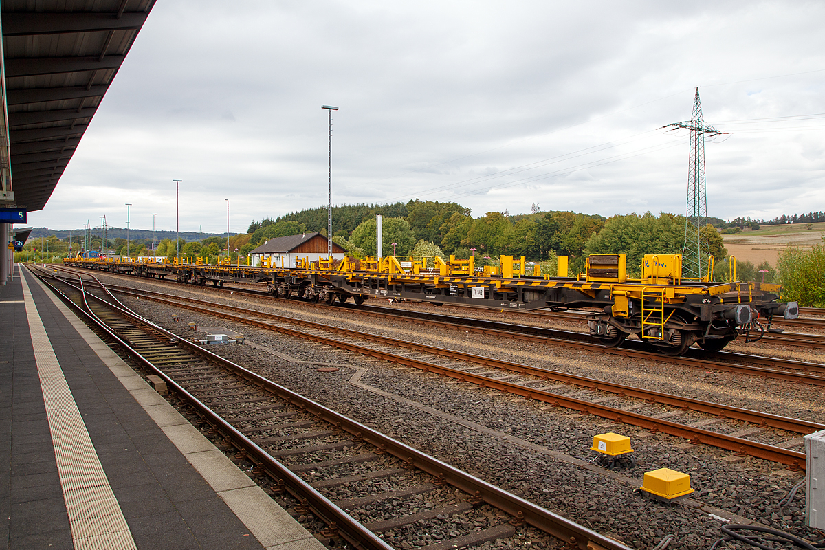 
Die Langschienentransporteinheit TE 342 (zugel. Ladelänge 180 m) der Bauart Robel (auf 4-achsigen Drehgestellwagen der Gattung Skks) der Vossloh Logistics GmbH (ex LOG Logistikgesellschaft Gleisbau mbH) abgestellt am 02.09.2018 beim ICE-Bahnhof Montabaur. 

Bestehend aus (von vorne nach hinten) den Wagen der Gattung Skks:
33 80 4662 082-3 D-LOG, Langschienenwagen 281 (Endwagen)
33 80 4662 081-5 D-LOG, Langschienenwagen 282
33 80 4662 005-4 D-LOG, Langschienenwagen 280
33 80 4662 002-1 D-LOG, Langschienenwagen 282
33 80 4662 001-3 D-LOG, Langschienenwagen 282
33 80 4662 004-7 D-LOG, Langschienenwagen 282
33 80 4662 000-5 D-LOG, Langschienenwagen 280 
33 80 4662 003-9 D-LOG, Langschienenwagen 282 sowie
33 80 4662 077-3 D-LOG, Langschienenwagen 281 (Endwagen)

Diese Langschienentransporteinheiten (LSE) sind Teile des Systems Robel, welches aus LSE und SLW-Schienenladewagen besteht.

Der SLW, ein selbst angetriebener Kranportalwagen, fährt auf Schienen, die über die gesamte Länge der Robel-Transporteinheit verlegt sind. Mit Hilfe von Greifern, die am Portalwagen angebracht sind, ist ein schnelles, sicheres und wirtschaftliches Auf- und Abziehen von Langschienen möglich.  
