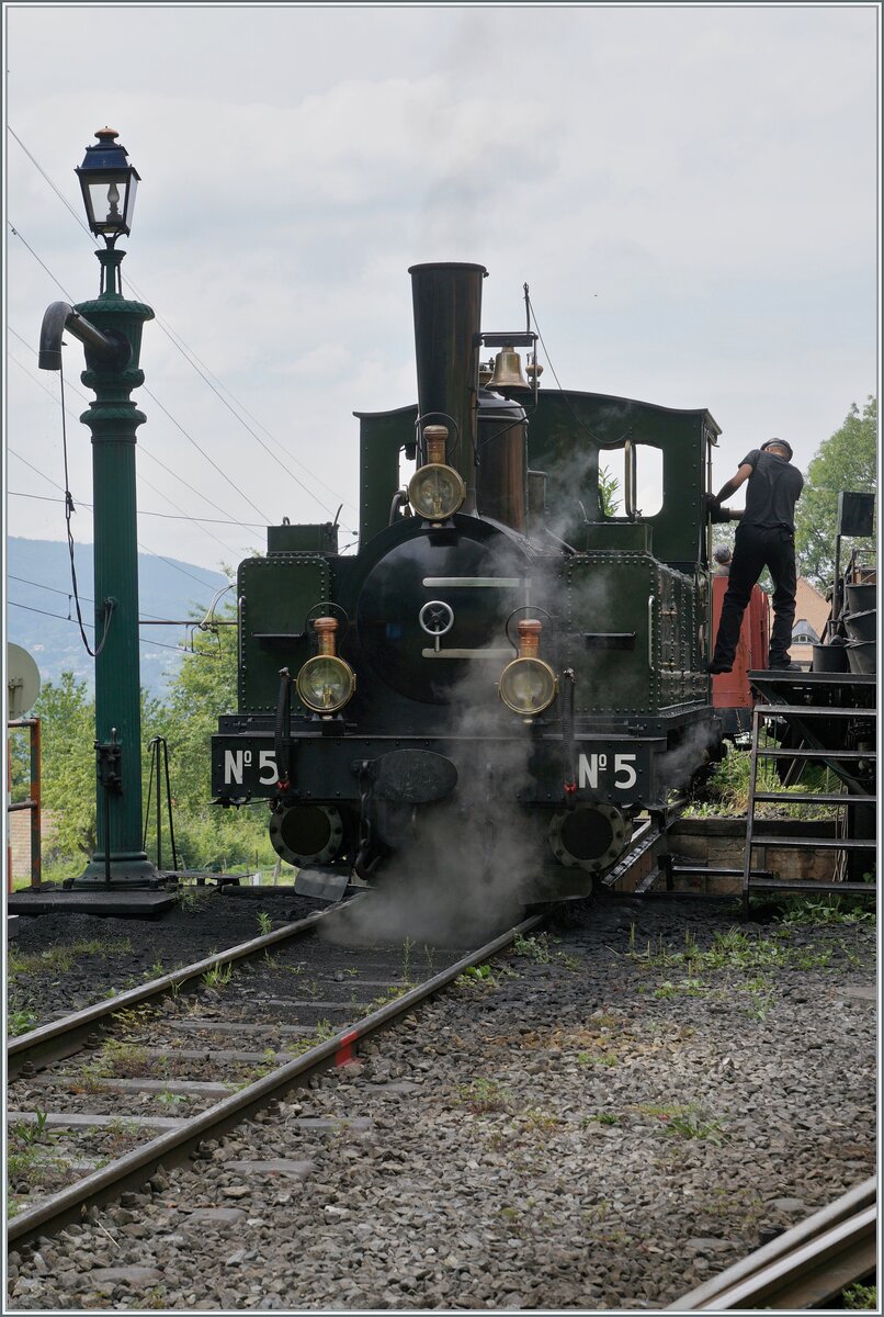 Die LEB G 3/3 N° 5 (Baujahr 1890) der Blonay Chamby Bahn wird der Lokwartung in Chaulin für ihre Fahrt nach Blonay vorbereitet. 

4. Aug. 2024