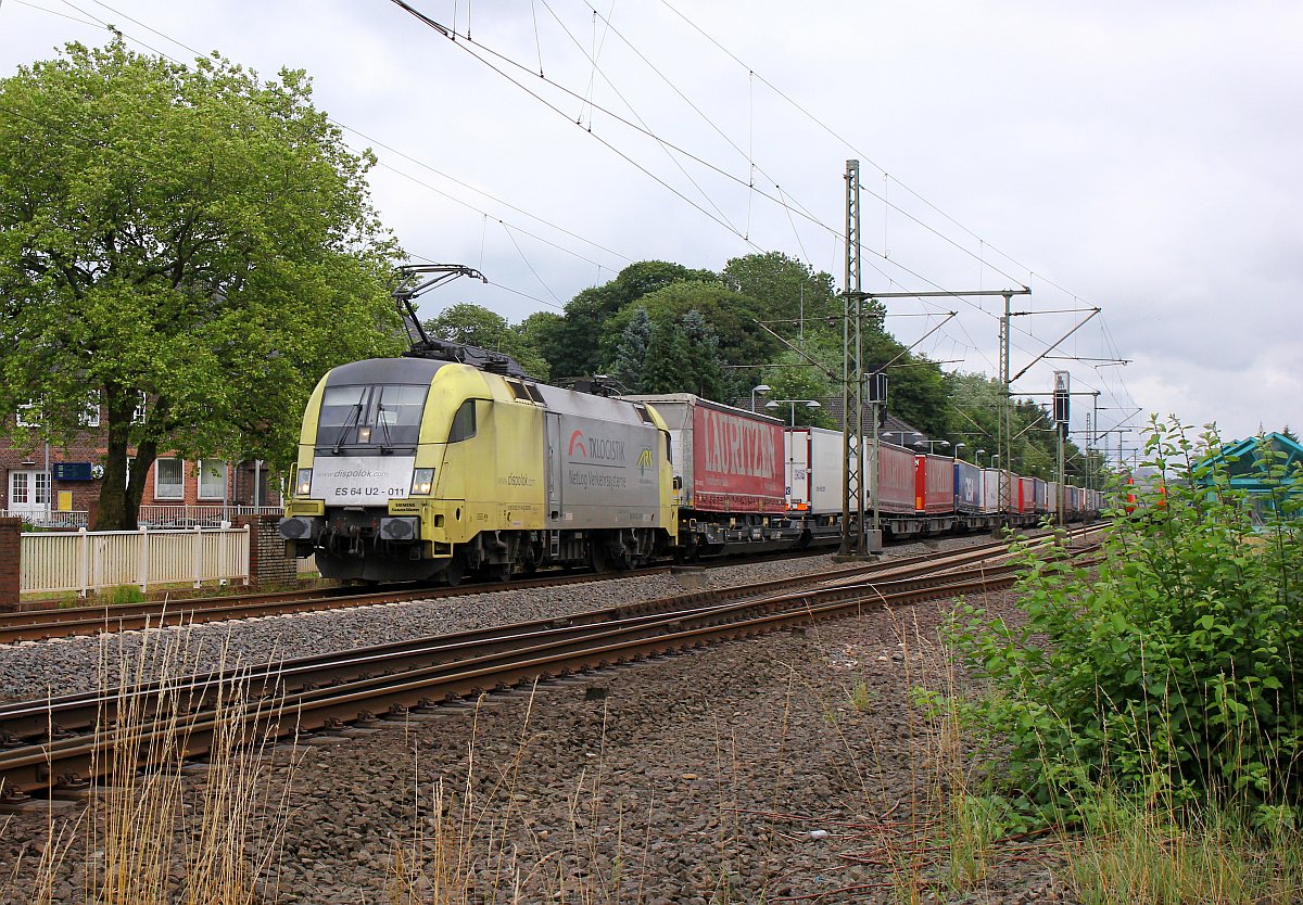 Die letzte  gelbe  ES 64 U2 (ES64U2-011 oder 182 511-6, Rev/ Lz/ 30.03.12) rauscht hier mit dem üblichen TXL Zug dem Lauritzen KLV durch Schleswig ihrem Ziel Pattburg/DK entgegen. Schleswig 16.07.2017