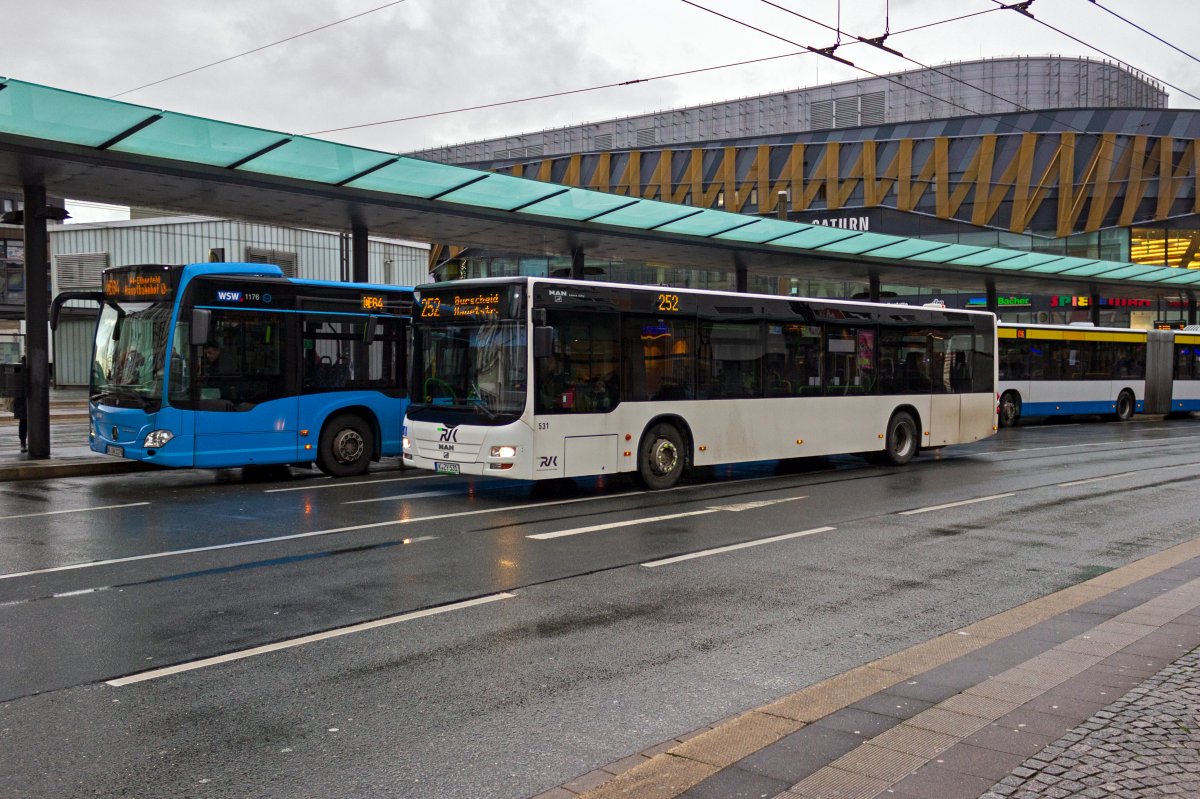 Die Linie 252 von Solingen nach Burscheid berquert die Grenze zwischen den Verkehrsverbnden VRR und VRS. Wagen 531 der RVK beginnt am 28.12.21 am Graf-Wilhelm-Platz in Solingen die Fahrt durch das oberbergische Land.