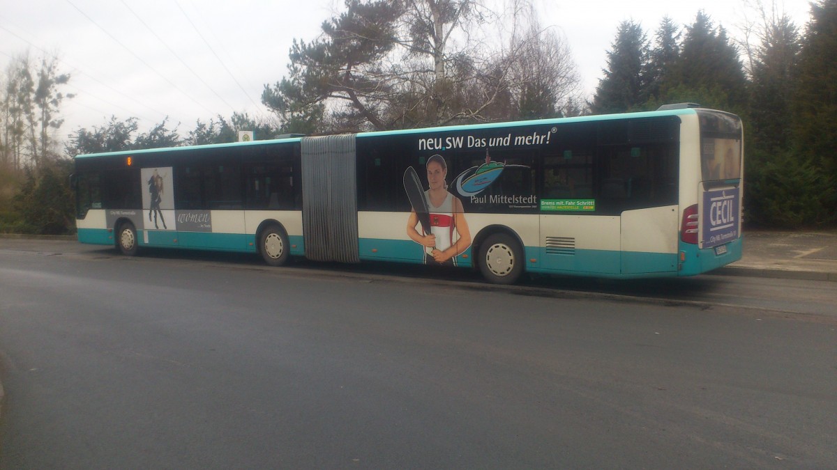 ...die linke Fahrzeugseite mit seiner Werbung und den Kanuten Paul Mittelstedt 
und den Banner noch schritt fahren an Haltestellen wurde hier so angebracht weil am heck noch die Werbung am Heckfenster zu finden ist
.....so dieser Citaro NB SW 586 hat inzwischen auch eine neue Werbung bekommen 