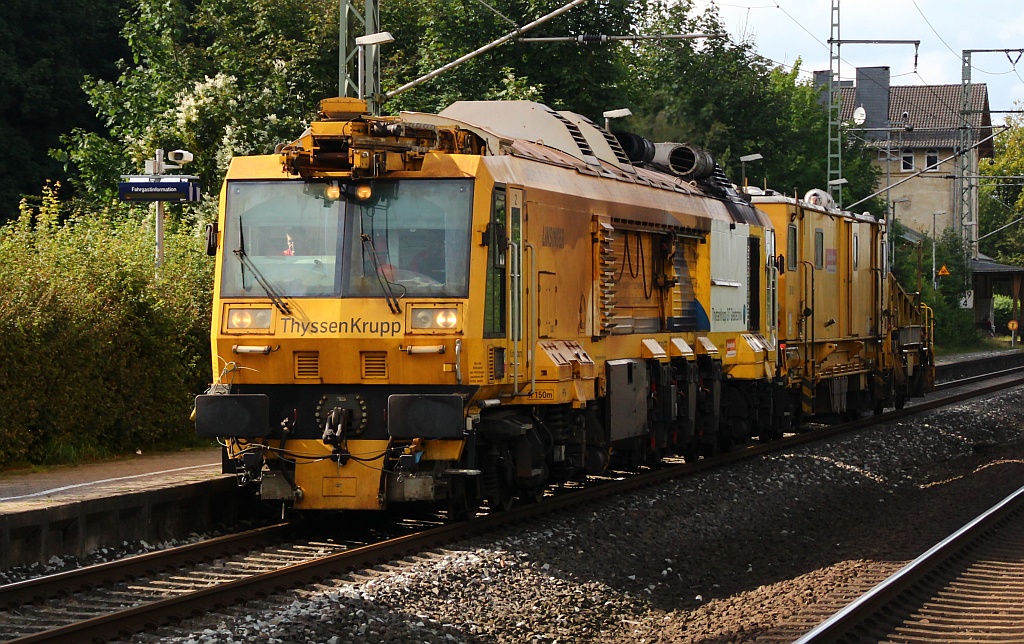 Die Linsinger Schienenfräse SF 03 FFS mit Mannschafts/Gerätewagen(umgebauter DGS 62N)und dem Auffangwagen bei der Durchfahrt in Jübek. 30.08.2012