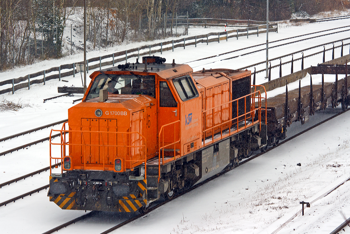 
Die Lok 46 der KSW (Kreisbahn Siegen-Wittgenstein), eine Vossloh G 1700-2 BB rangiert am 12.03.2013 auf dem Rangierbahnhof der KSW (Betriebseinrichtung: Freien Grunder Eisenbahn) in Herdorf.