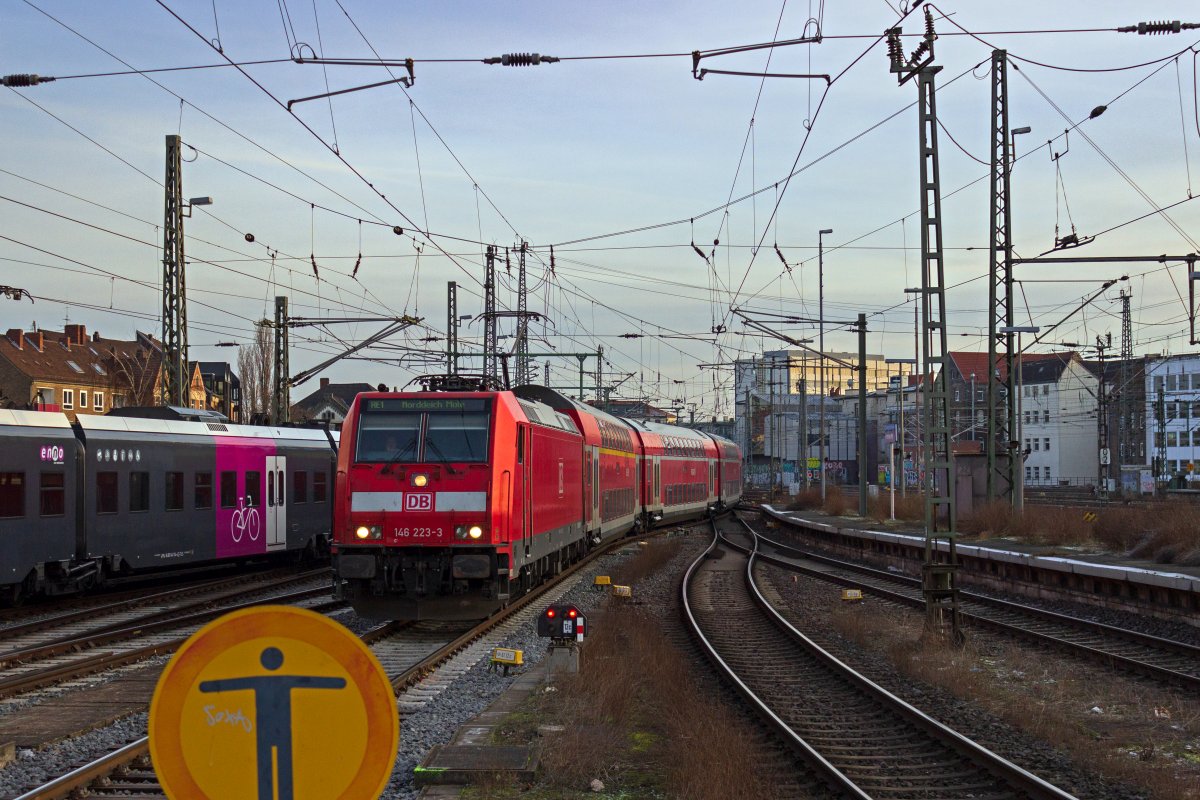 Die Lokomotive 146 223 hat es vor einiger Zeit aus Baden-W�rttemberg, wo die DB Verkehrsleistungen an andere Unternehmen abgegeben hat, nach Niedersachsen verschlagen. An der Spitze einer aus sieben Wagen bestehenden Garnitur des RE1 nach Norddeich Mole kann die Lok ihre Leistungsf�higkeit unter Beweis stellen.