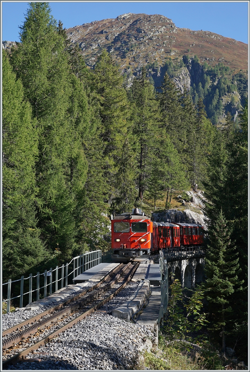 Die MBG HGm 4/4 61 der DFB ist mit dem  Diesel Zug von Realp nach Oberwald schon fast am Ziel ihrer Fahrt.

30. Sept. 2021