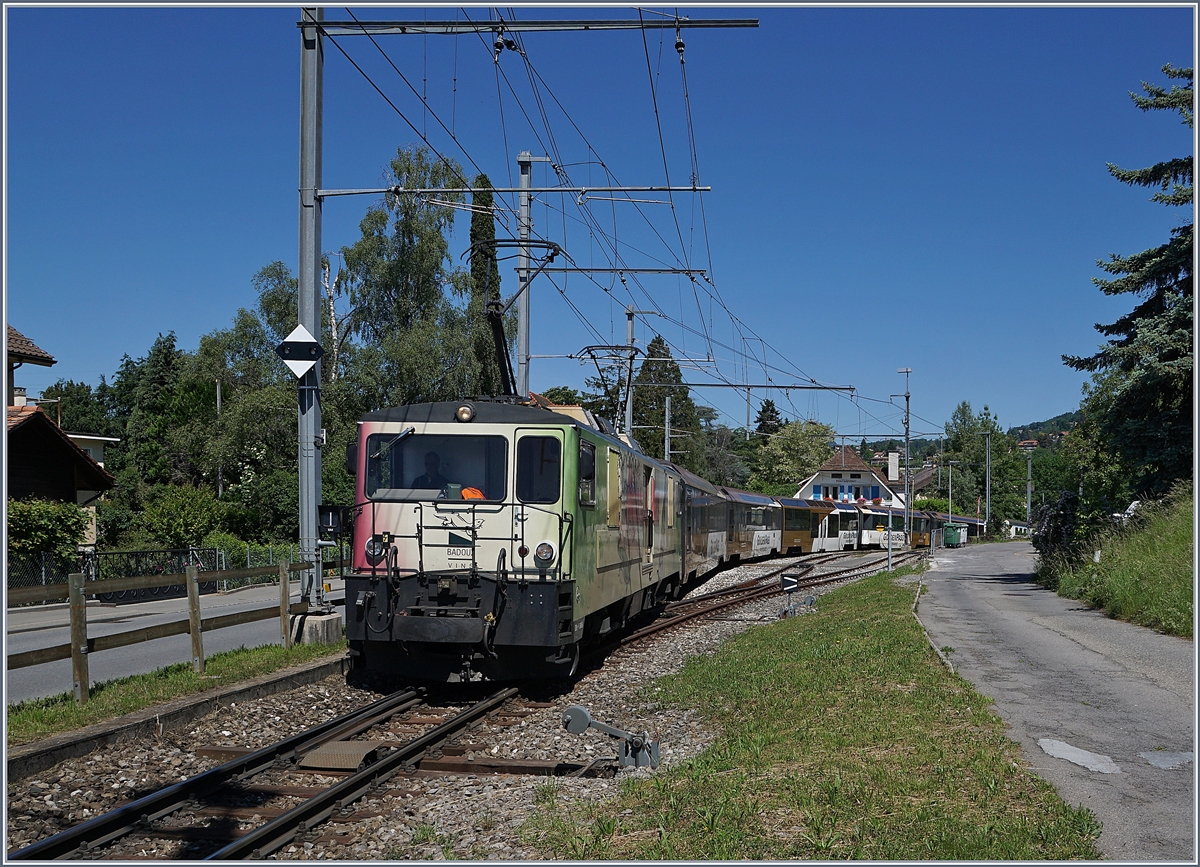 Die MOB GDe 4/4 6006 mit ihrem Panoramic Express auf der Fahrt von Montreux nach Zweisimmen. Durch den Umbau auf automatische Kupplung, wird der Wagenpark mit der ursprünglichen Kupplung immer kleiner und da die GDe 4/4 nicht auf die automatische Kupplung umgebaut werden können, werden sie wohl in Bälde aus dem Planbetrieb ausscheiden. 

21. Mai 2020