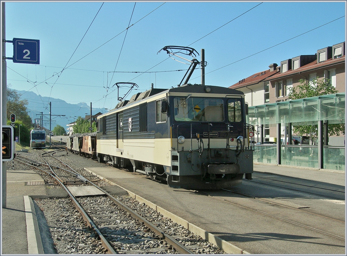 Die MOB GDe 4/4 604  Interlaken  wartet in Blonay mit einem Schotterzug auf die Weiterfahrt nach Vevey.

23. Mai 2019  