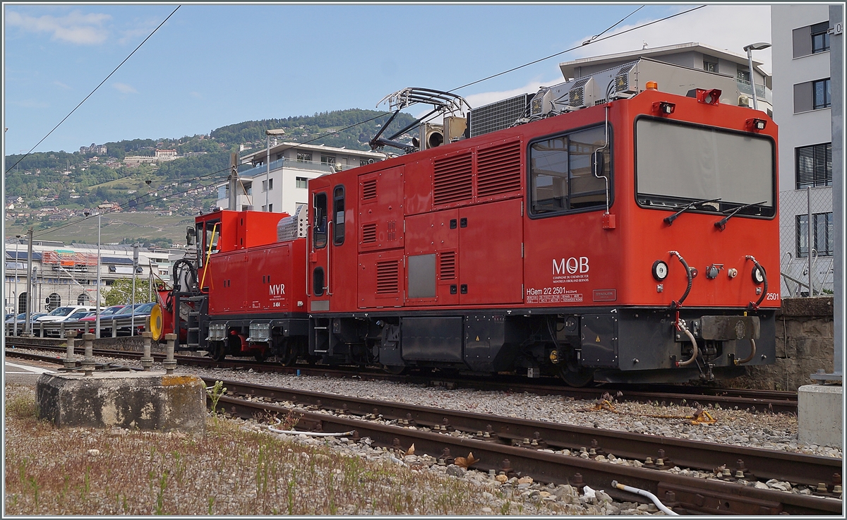 Die MOB HGem 2/2 2501 (ex MVR HGem 2/2 2501) mit der X 464 in Vevey.

3. Juni 2021