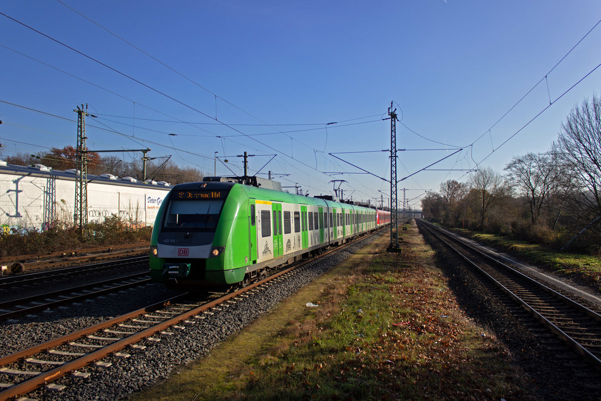 Die modernisierten 422 fuhren Ende 2019 auch als gemischtes Doppel mit Triebwagen, die noch im Originalzustand waren. Urspr�nglich waren die Z�ge jeweils  artrein  eingesetzt worden, da es wohl Kommunikationsprobleme der verschiedenen Elektro-Ausr�stungen gegeben hatte. 422 014 und sein roter Kollege sprachen am 04.12.19 aber miteinander und bedienten die S1 in Richtung Dortmund.