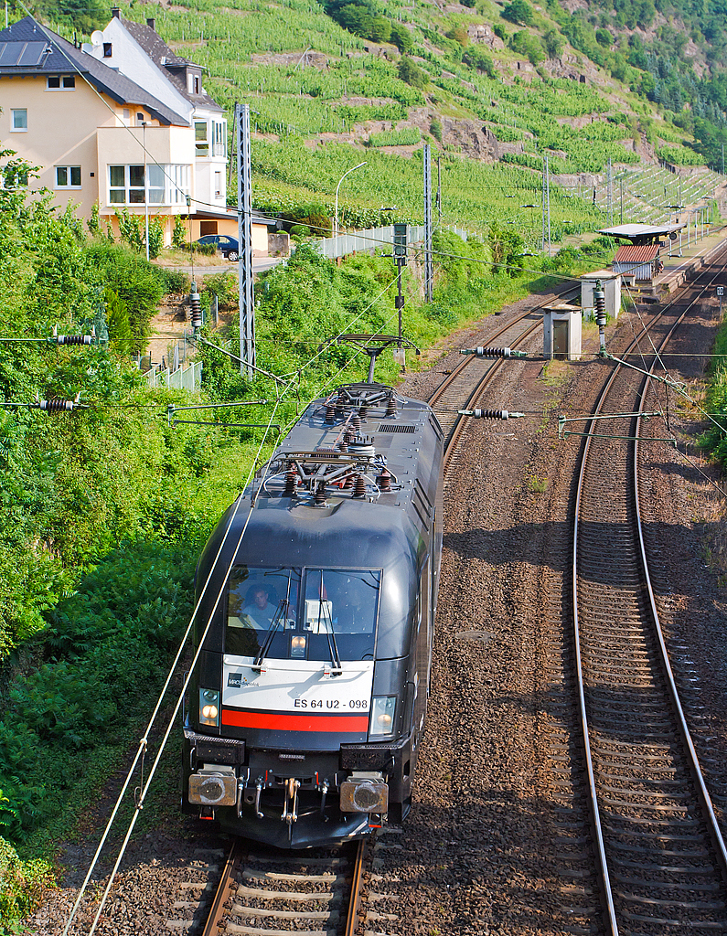 Die MRCE Dispolok ES 64 U2-098 182 598-3 fährt am 22.06.2014 als Lokzug (solo), auf der Moselstrecke (KBS 690), durch Kattenes in Richtung Trier.


Die Taurus wurde 2002 von Siemens Krauss-Maffei in München unter Fabriknummer  20787 gebaut, sie trägt die NVR-Nummer 91 80 6182 589-3 D-DISPO und die EBA-Nummer EBA 00M09F 004.          


Die elektrische Zweisystemlokomotive aus der Euro-Sprinter-Familie zweiter Generation nutzt beide in Europa üblichen Wechselstromsysteme und ist derzeit eine der modernsten und leistungsstärksten Lokomotiven für den europäischen Personen- und Güterverkehr. Speziell die als Bosporus-Sprinter ausgelegte Variante der ES 64 U2 ist eine echte Bereicherung im europäischen Schienenverkehr und ermöglicht eine durchgängige Fahrt von Hamburg bis an die türkische Grenze – ohne Wechsel der Lokomotive.

Zulassungen für folgende Länder sind erteilt:  Deutschland, Österreich, Schweiz, Ungarn, Rumänien, Bulgarien. Hier auf diesem Bild sieht man deutlich (hinten) den dritten schmaleren Stromabnehmer für die Schweiz. 

Die Hersteller-Bezeichnung ES64 ist die Abkürzung von EuroSprinter zusammen mit den ersten beiden Ziffern der Nennleistung (6.400 kW). Die Bezeichnung U steht für Universallok.

Technische Daten: Spurweite: 1.435 mm
Achsanordnung: Bo`Bo`
Länge über Puffer: 19.280 mm
Drehzapfenabstand: 9.900 mm
Drehgestellachsstand: 3.000 mm
Laufdurchmesser (neu): 1.150 mm
kleinster befahrbarer Krümmungsradius: 120 m
Dienstgewicht: 86 t
Leistung max. ( Booster ): 7000 kW (9520 PS)
Dauerleistung: 6400 kW (8704 PS)
max. elektrische Bremskraft: 150 kN (15t)
Oberspannungen/Frequenz: 15 kV / 16 2/3Hz und 25 kV 50 Hz
Höchstgeschwindigkeit 230 km/h
Anfahrzugkraft 300 kN
Bauart der Bremsen:  KE-GPR-E mZ (D) (ep)
Antrieb:  Kardan-Gummiringfederantrieb
elektr. Antrieb:  4 Stück Drehstrom- Asynchron
